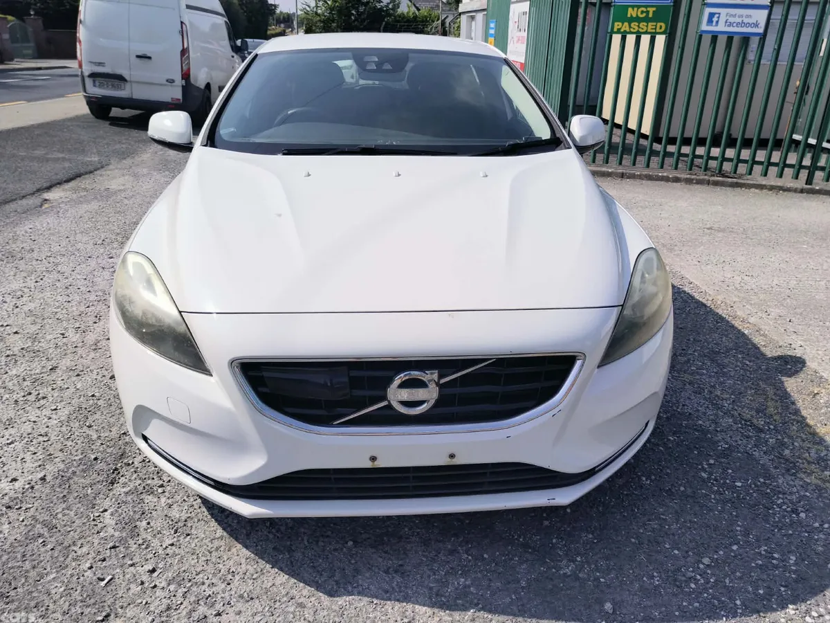 Volvo V40 Hatchback, Petrol, 2015, White
