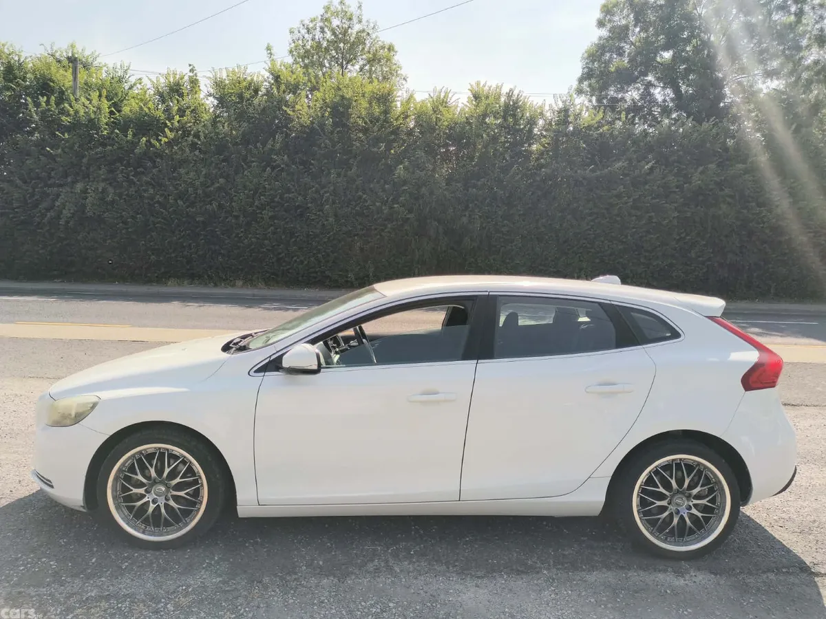 Volvo V40 Hatchback, Petrol, 2015, White