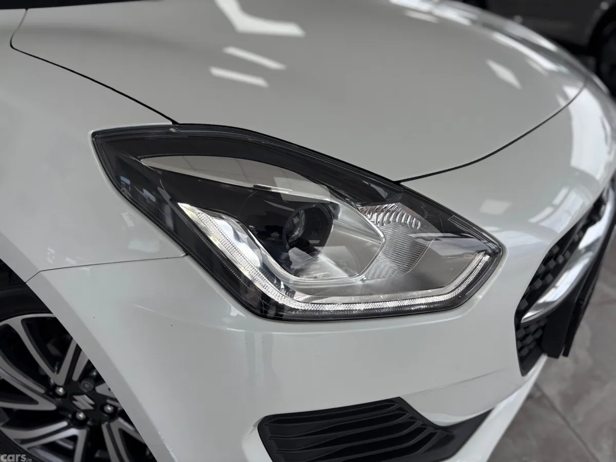Suzuki Swift Hatchback, Petrol, 2021, White