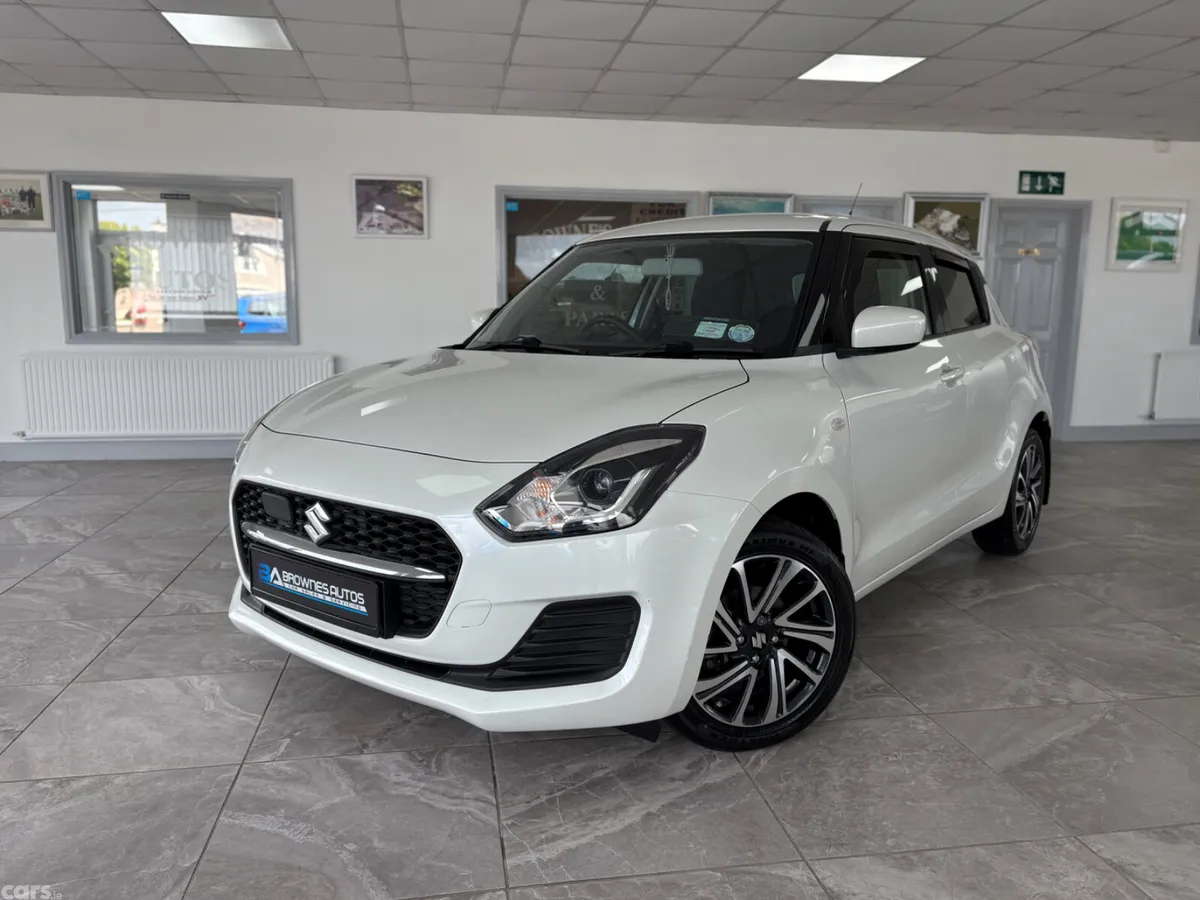 Suzuki Swift Hatchback, Petrol, 2021, White