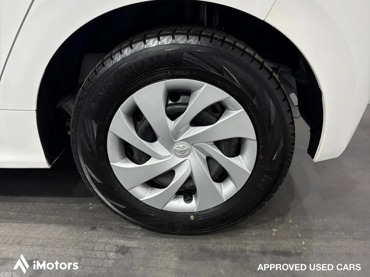 Toyota Yaris Hatchback, Petrol Hybrid, 2023, White
