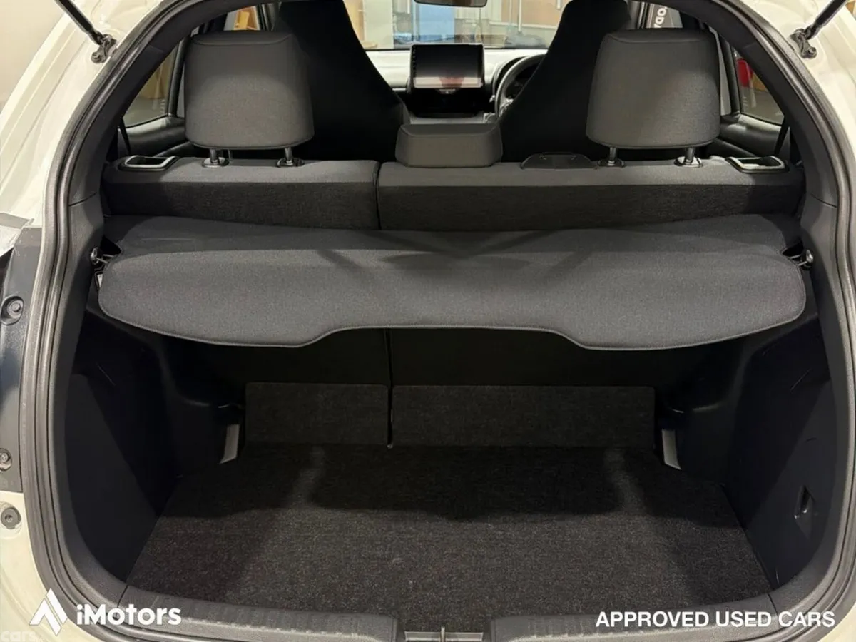 Toyota Yaris Hatchback, Petrol Hybrid, 2023, White