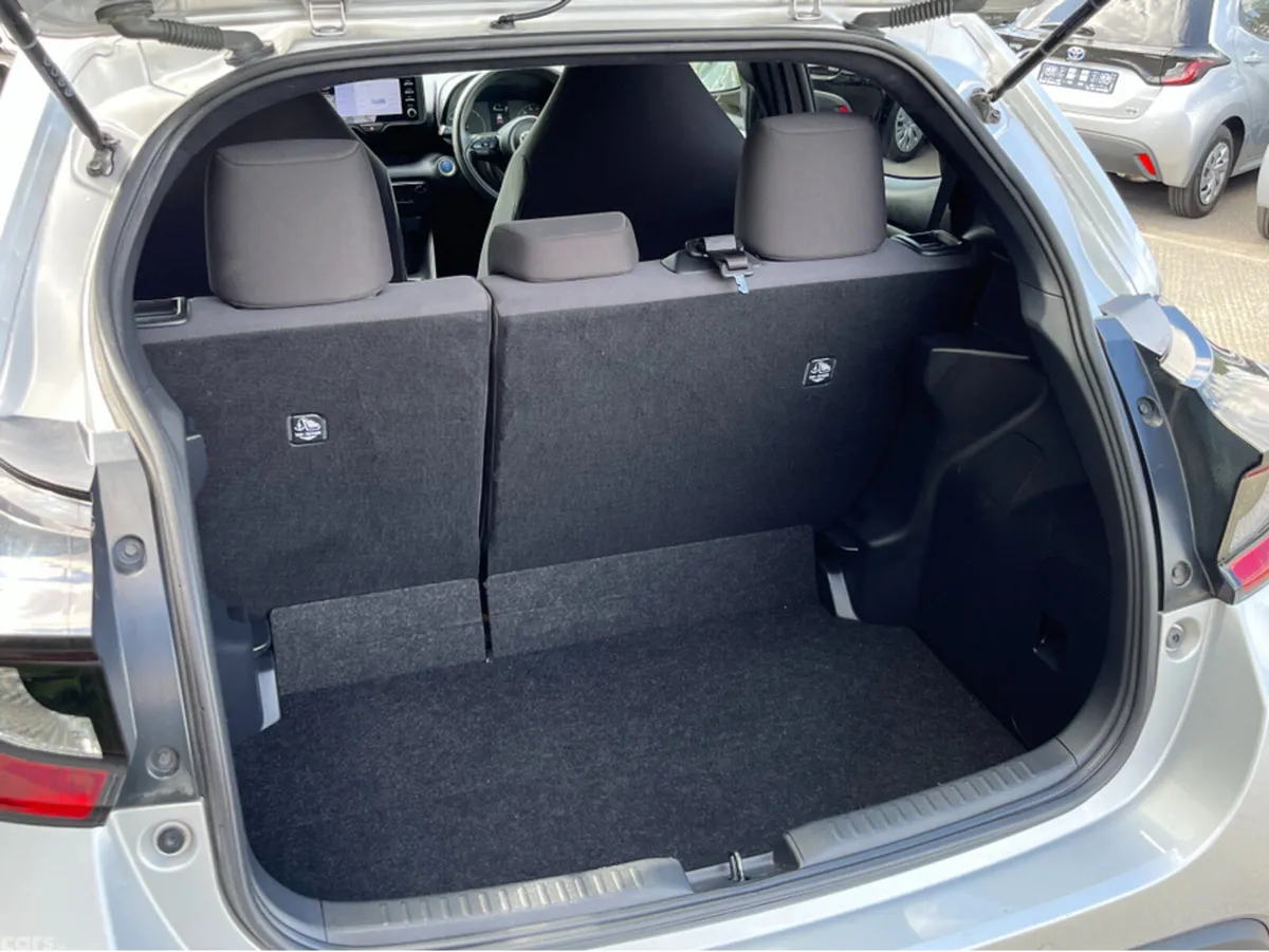 Toyota Yaris Hatchback, Petrol Hybrid, 2022, Silver