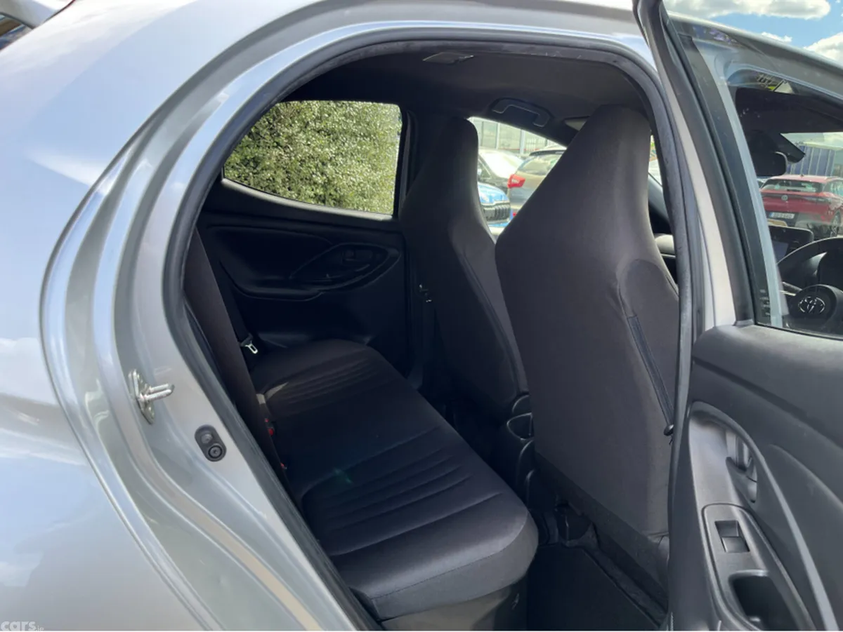 Toyota Yaris Hatchback, Petrol Hybrid, 2022, Silver