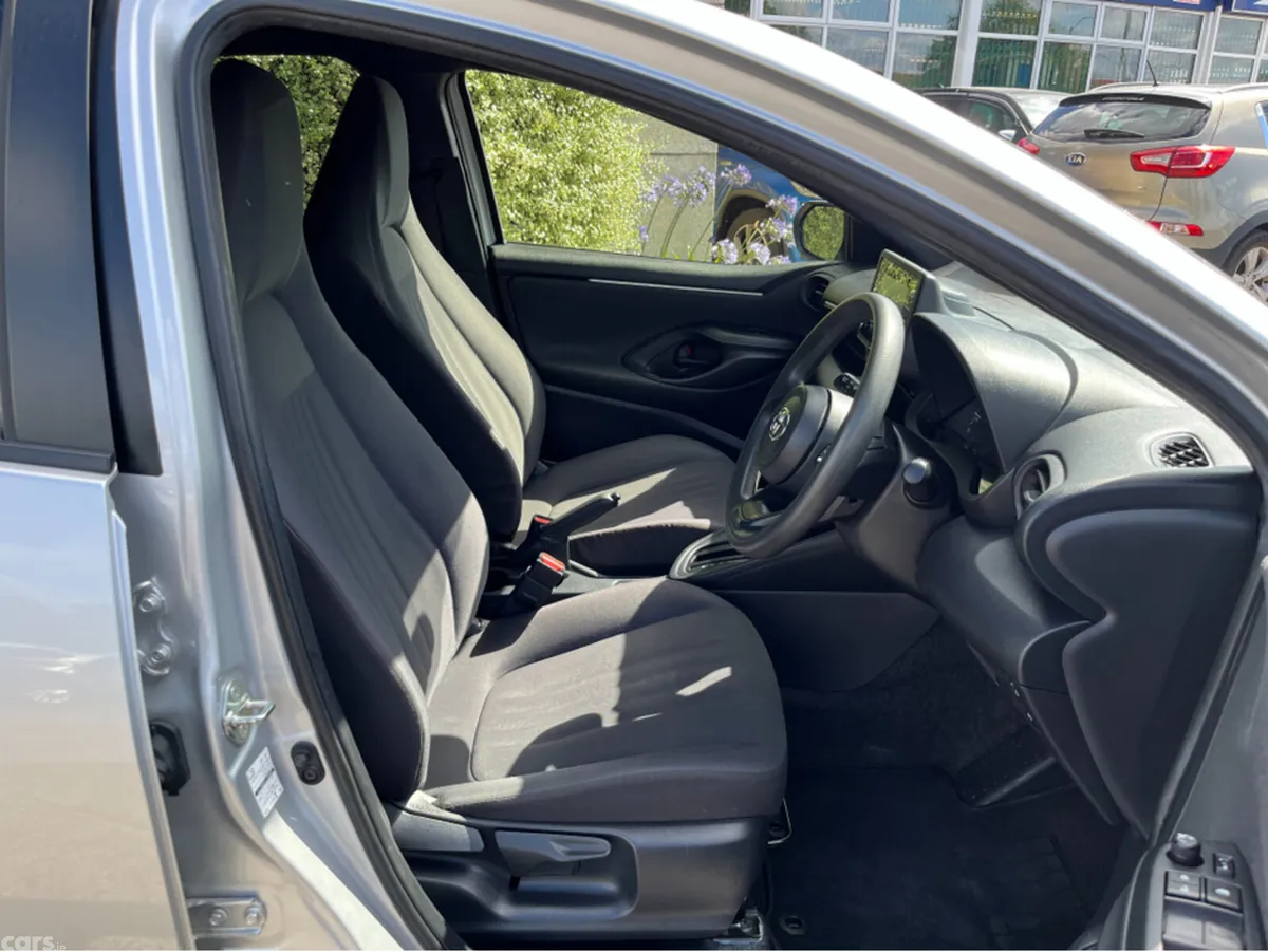 Toyota Yaris Hatchback, Petrol Hybrid, 2022, Silver