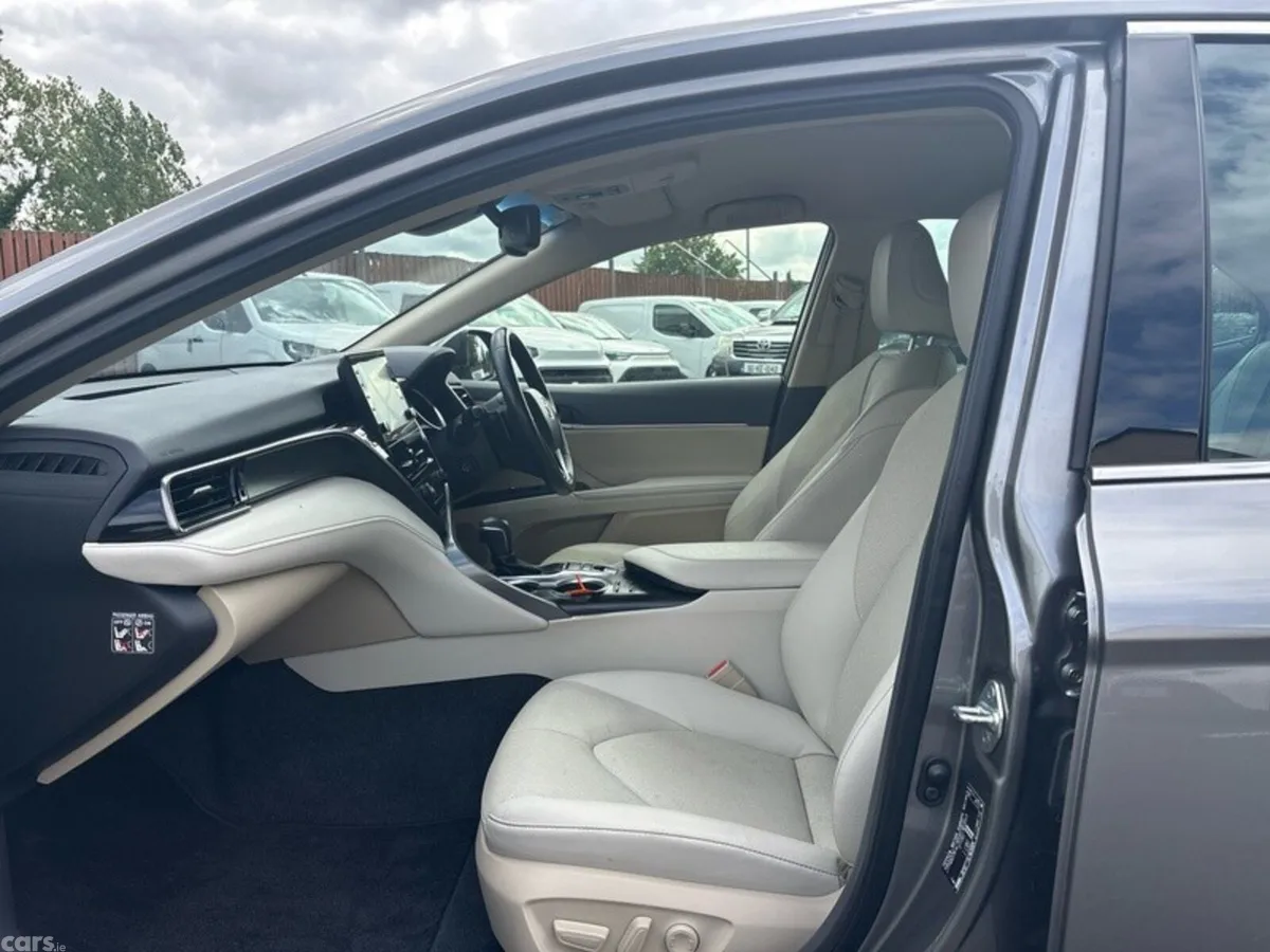 Toyota Camry Saloon, Petrol Hybrid, 2023, Silver