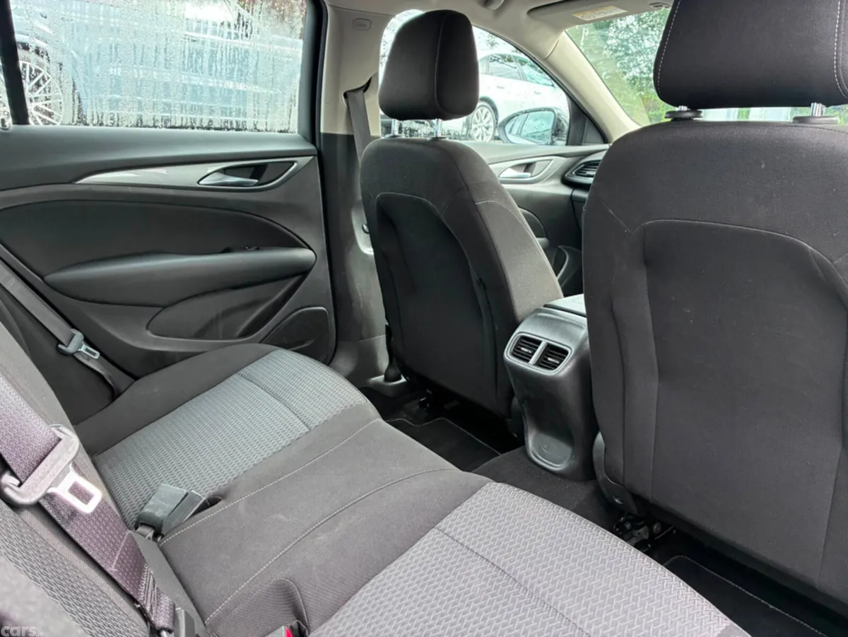 Opel Insignia Hatchback, Diesel, 2022, White