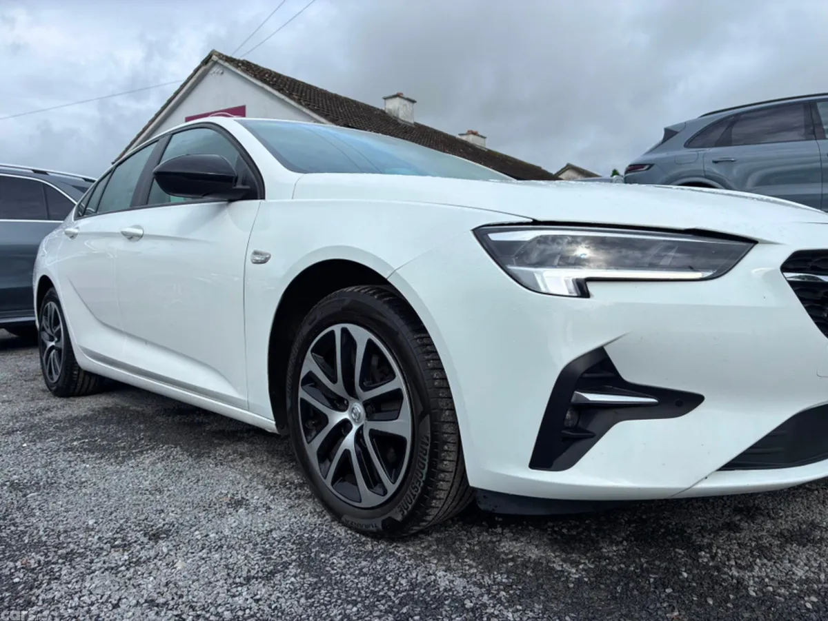 Opel Insignia Hatchback, Diesel, 2022, White