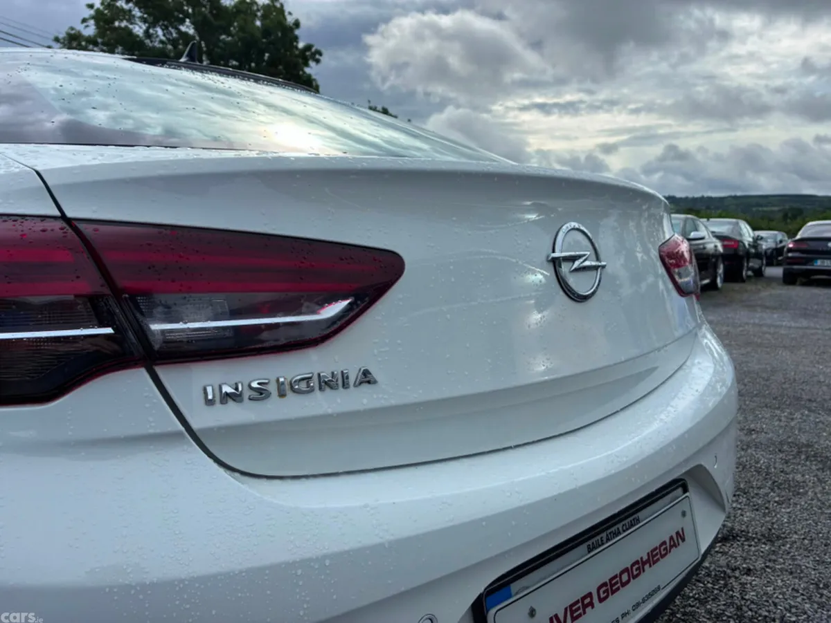 Opel Insignia Hatchback, Diesel, 2022, White