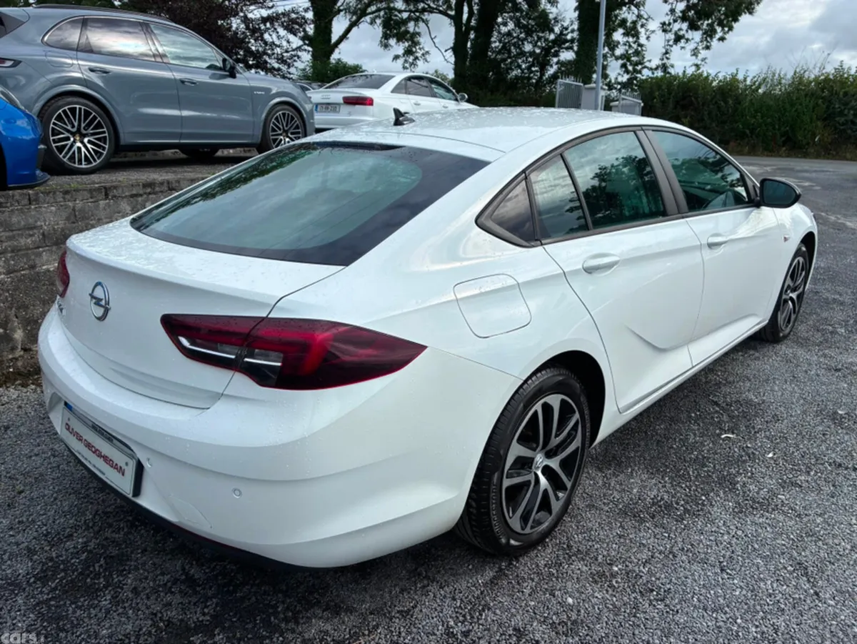 Opel Insignia Hatchback, Diesel, 2022, White