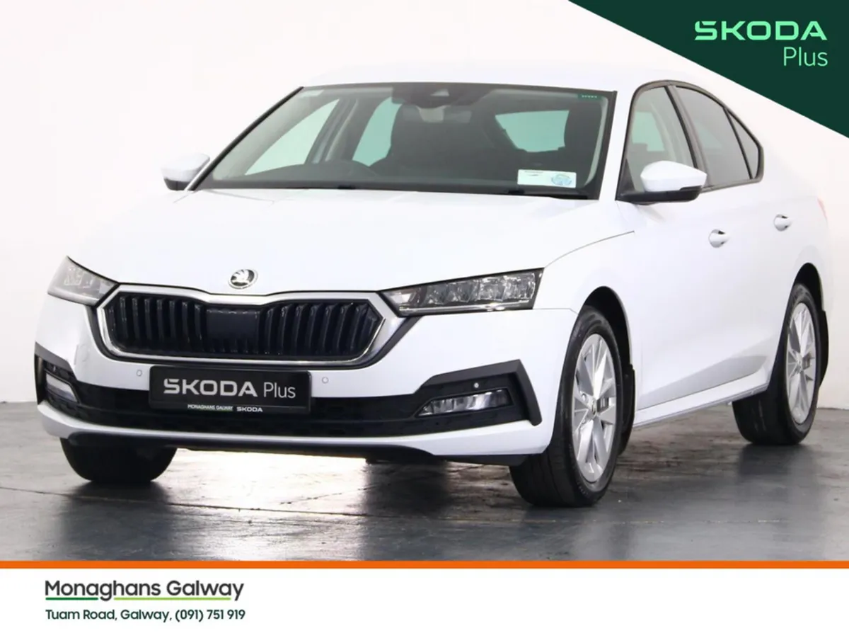 Skoda Octavia Hatchback, Petrol, 2024, White