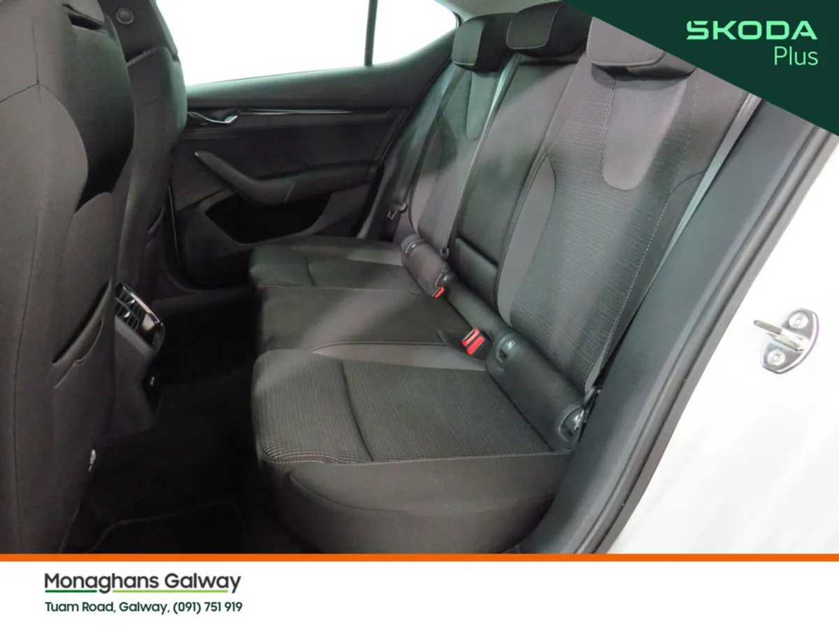 Skoda Octavia Hatchback, Petrol, 2024, White