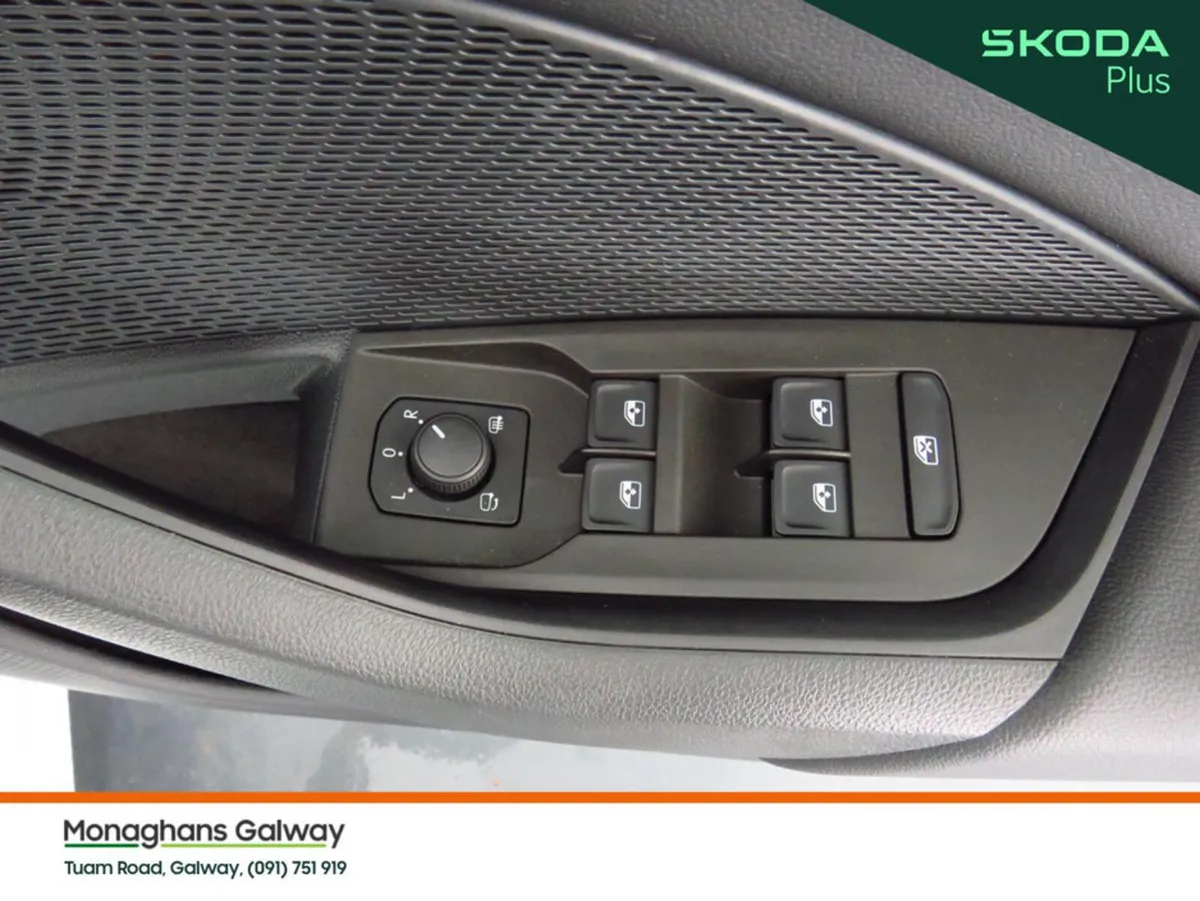 Skoda Octavia Hatchback, Petrol, 2024, White