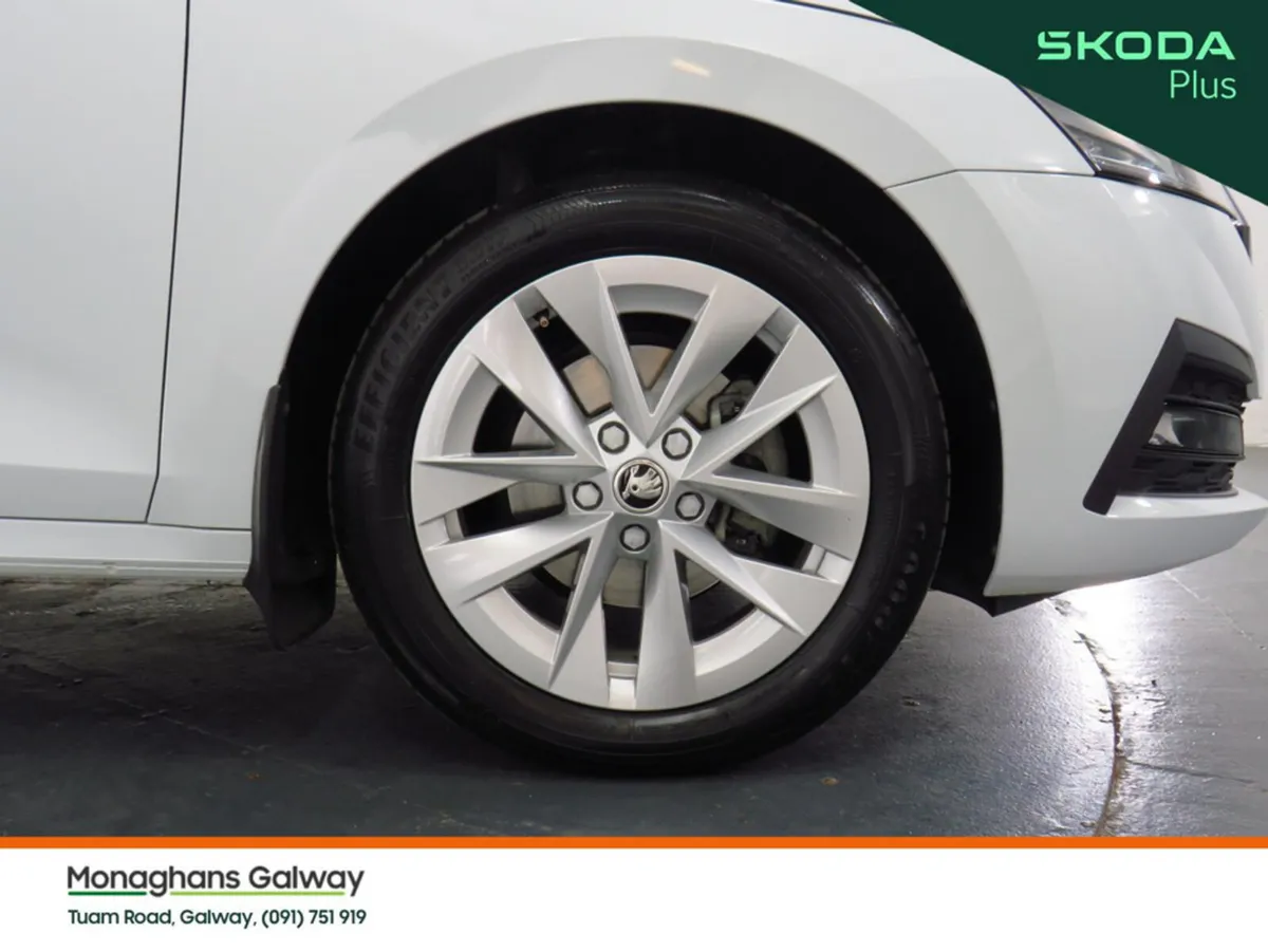 Skoda Octavia Hatchback, Petrol, 2024, White