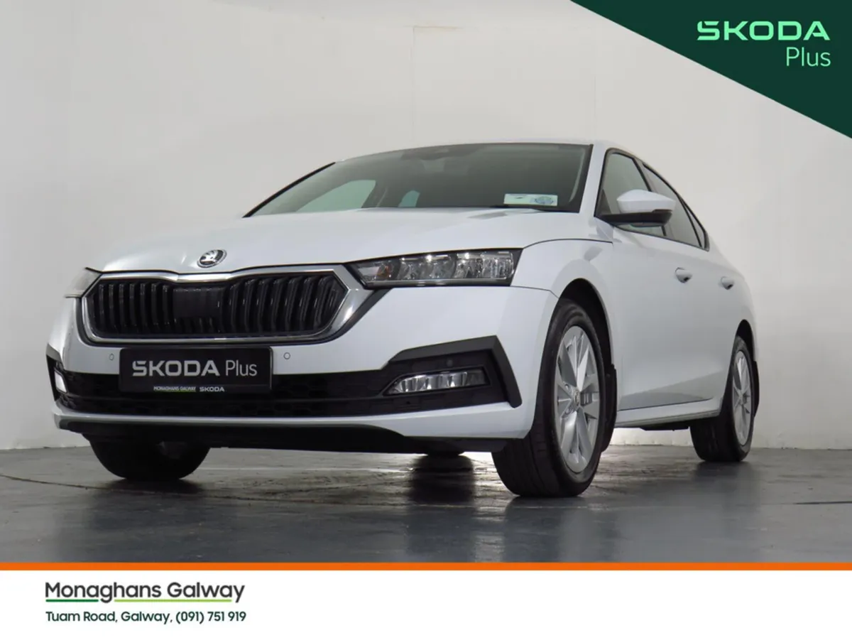 Skoda Octavia Hatchback, Petrol, 2024, White