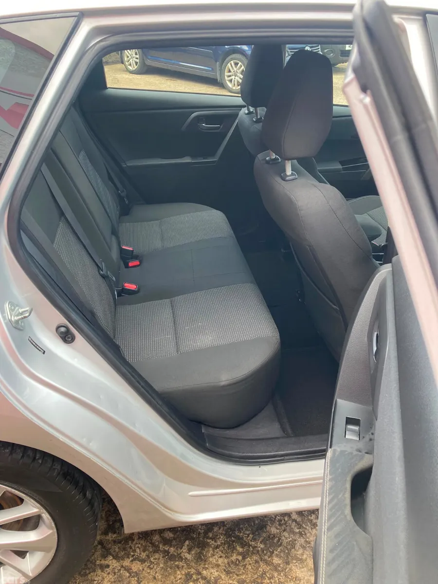 Toyota Auris Hatchback, Diesel, 2013, Silver