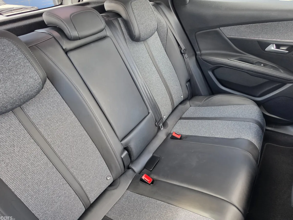 Peugeot 3008 MPV, Petrol, 2019, Red