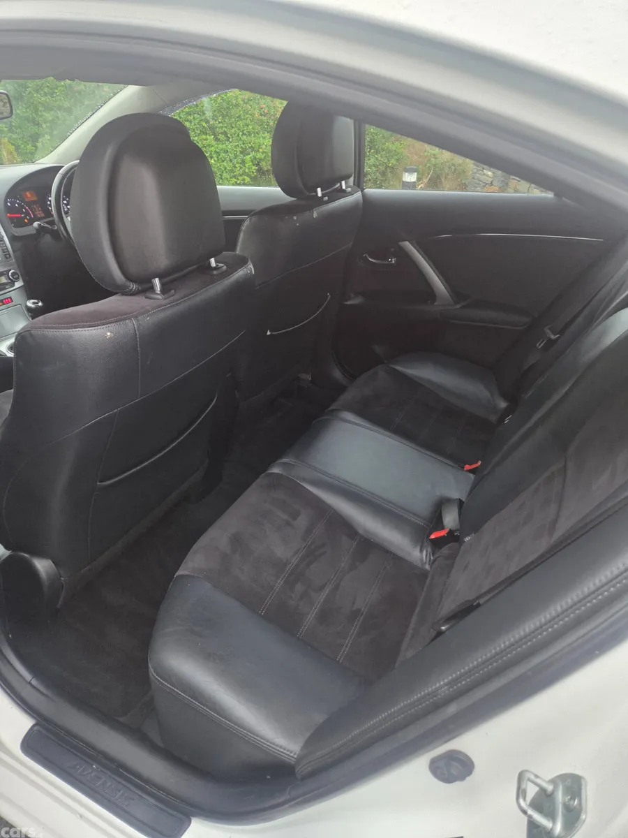 Toyota Avensis Saloon, Diesel, 2014, White