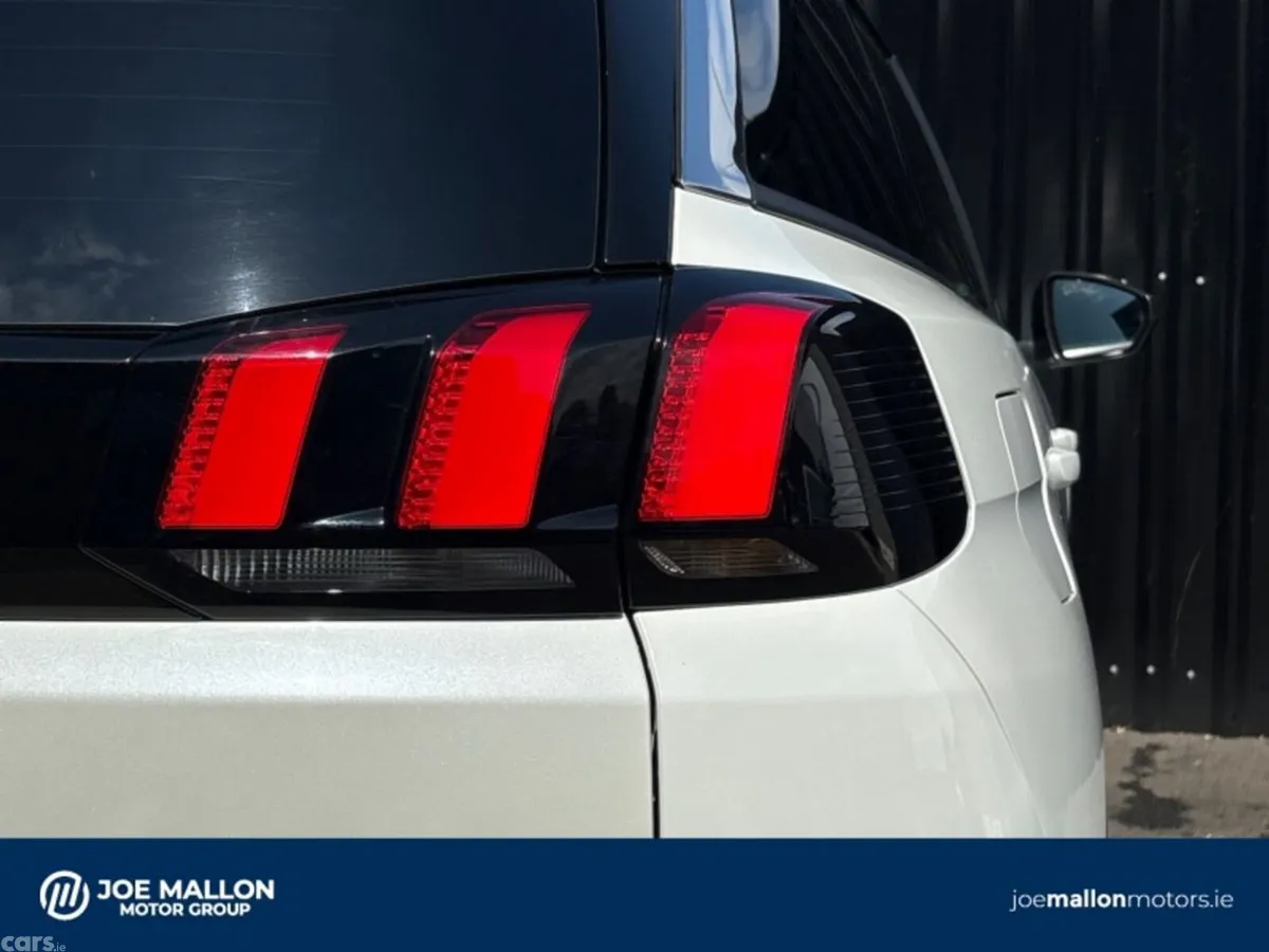 Peugeot 5008 MPV, Petrol Hybrid, 2024, White