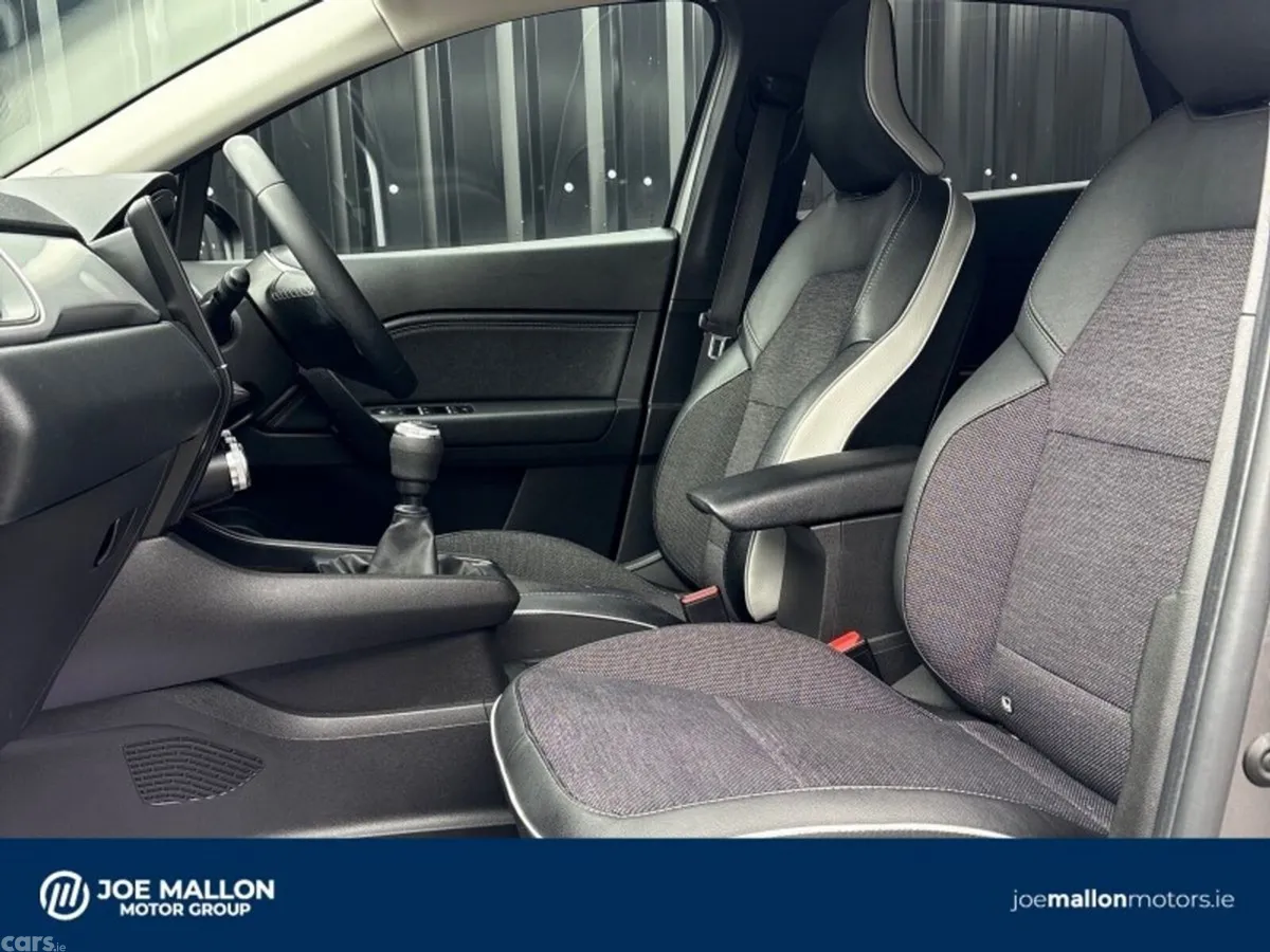 Renault Captur Hatchback, Petrol, 2023, Grey