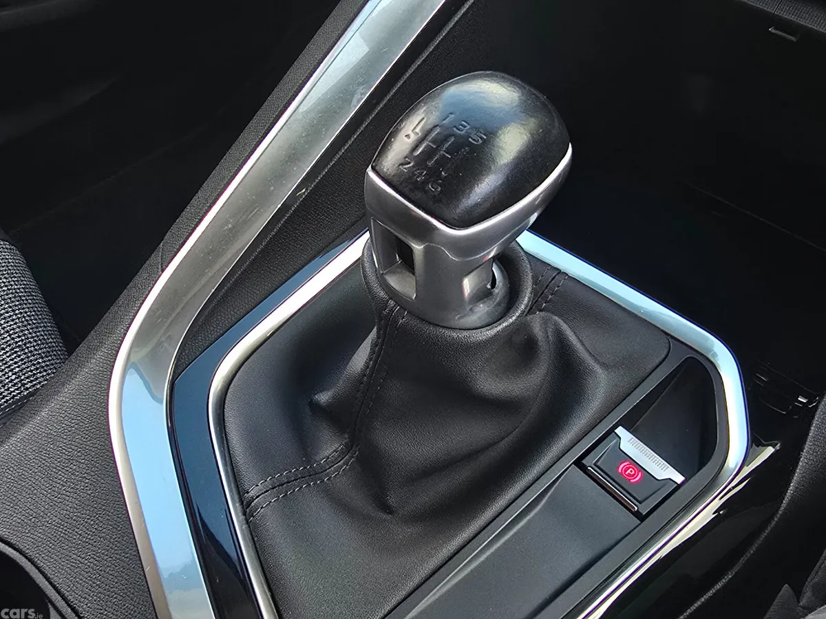 Peugeot 3008 SUV, Petrol, 2017, Grey