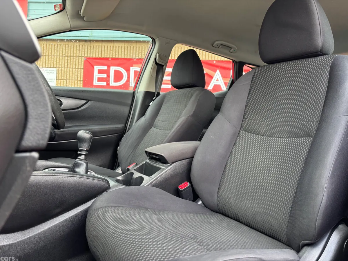 Nissan Qashqai Hatchback, Diesel, 2015, Red