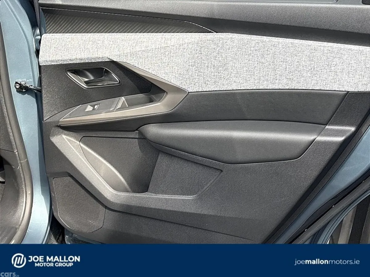 Peugeot 5008 MPV, Petrol, 2026, Blue