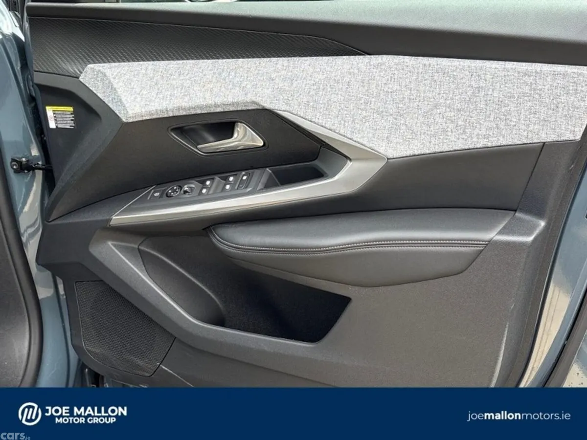 Peugeot 5008 MPV, Petrol, 2026, Blue