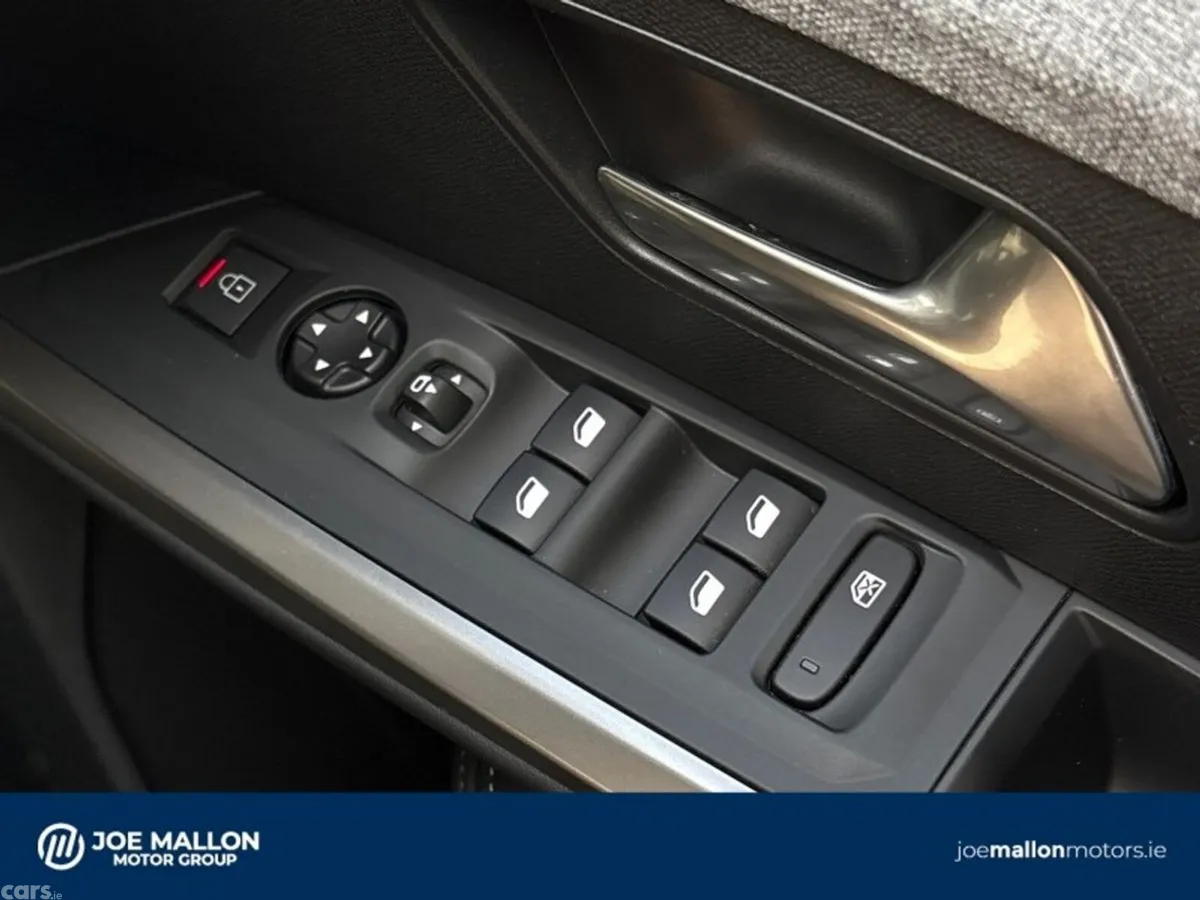 Peugeot 5008 MPV, Petrol, 2026, Blue