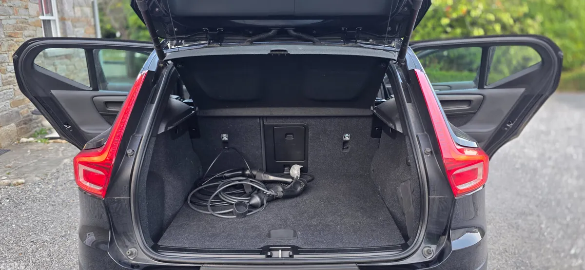Volvo XC40 SUV, Petrol Plug-in Hybrid, 2023, Black