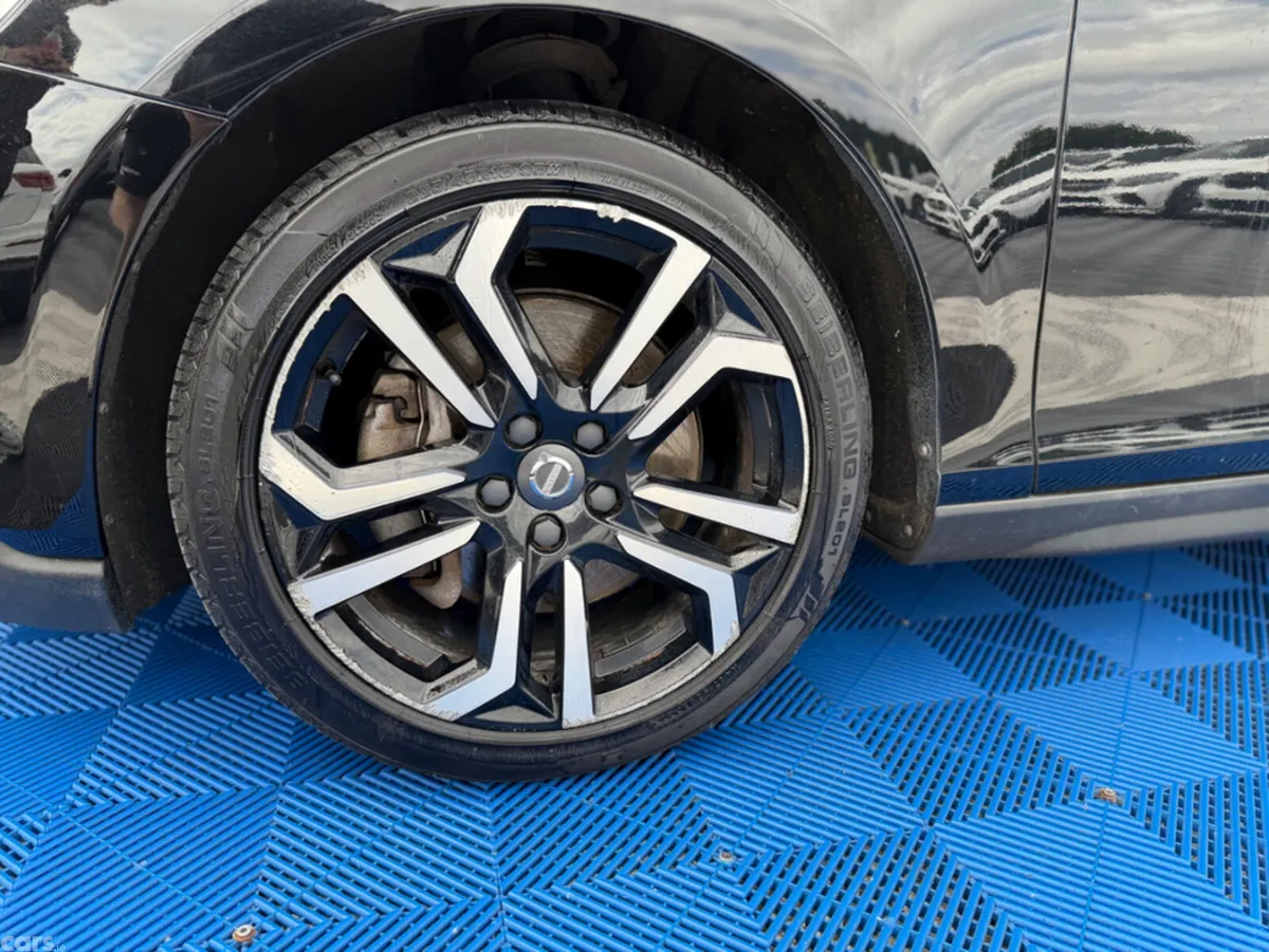 Volvo V40 Hatchback, Diesel, 2018, Black