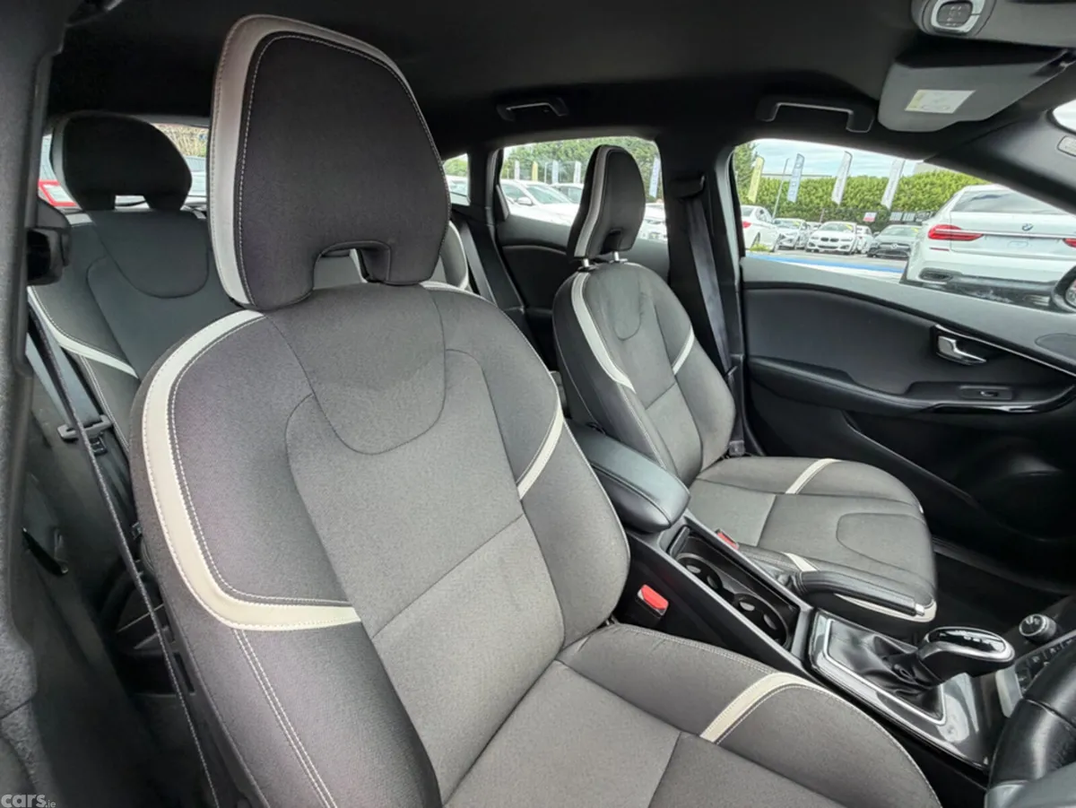Volvo V40 Hatchback, Diesel, 2018, Black