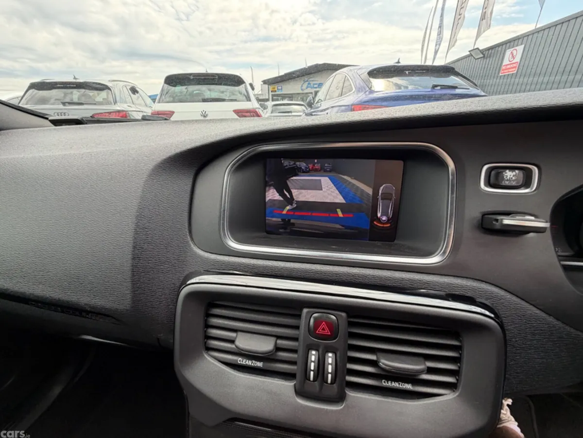 Volvo V40 Hatchback, Diesel, 2018, Black