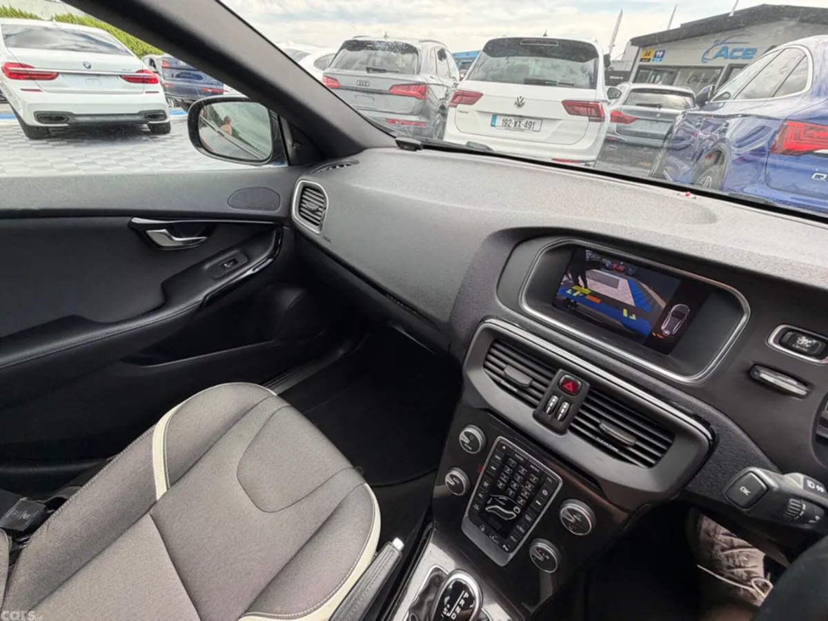 Volvo V40 Hatchback, Diesel, 2018, Black