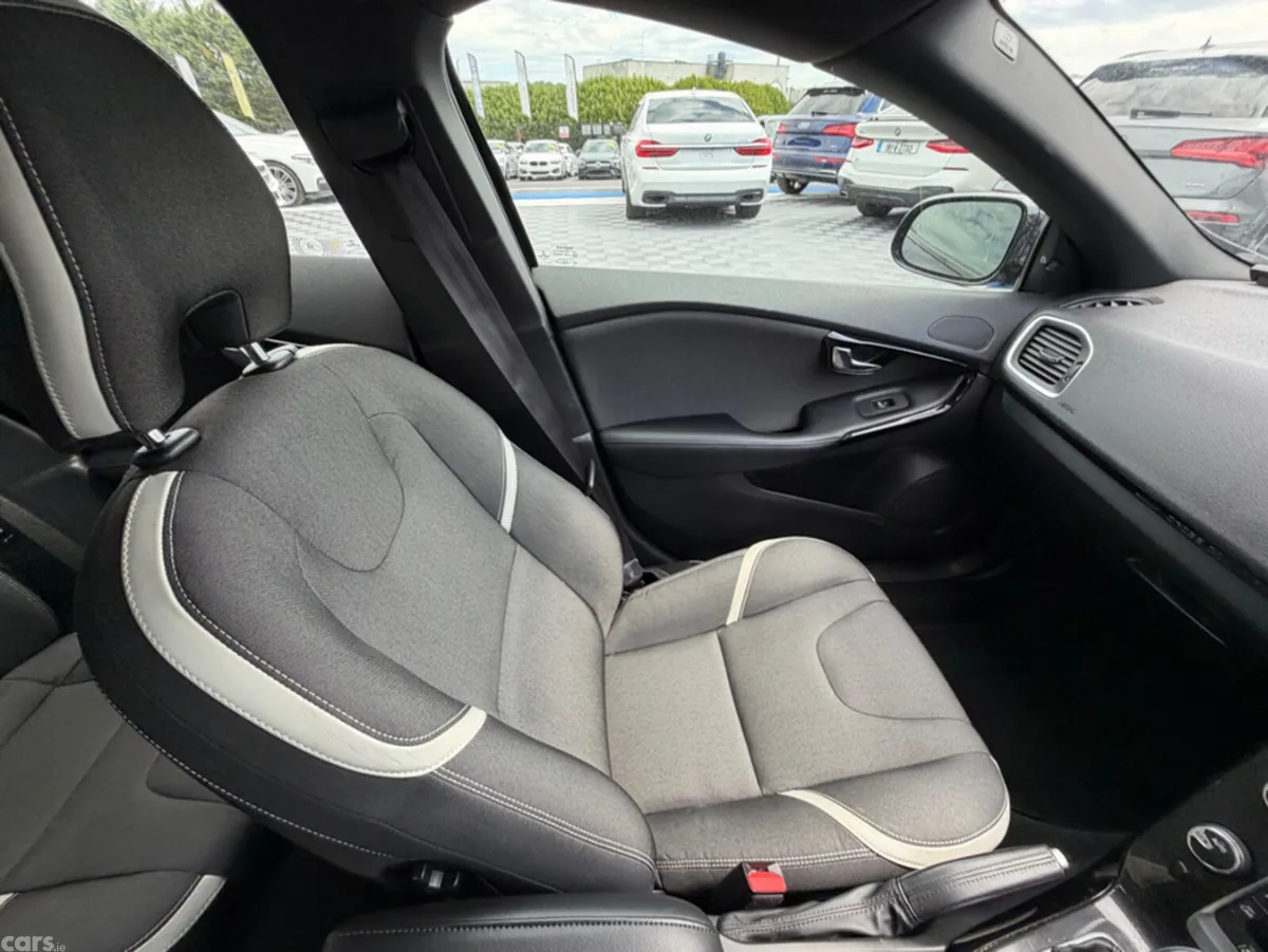 Volvo V40 Hatchback, Diesel, 2018, Black