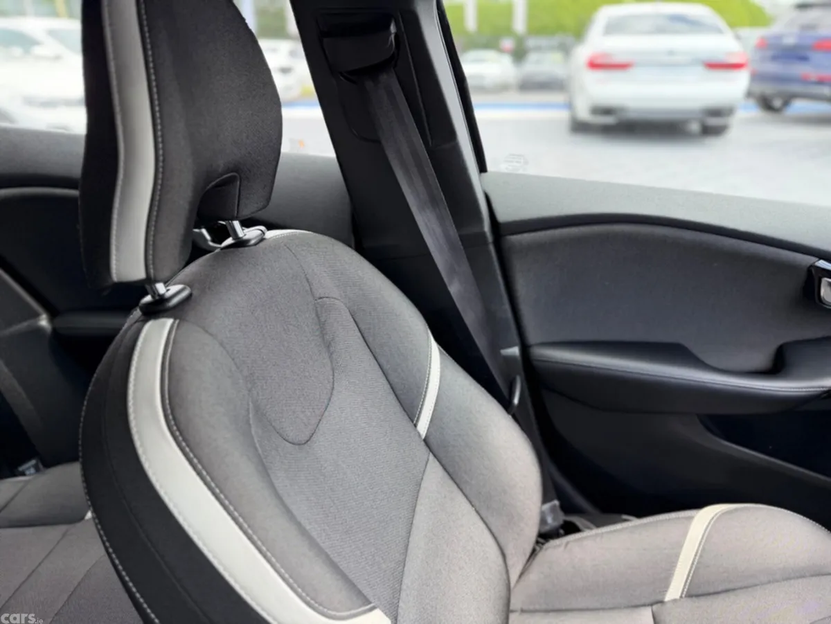 Volvo V40 Hatchback, Diesel, 2018, Black