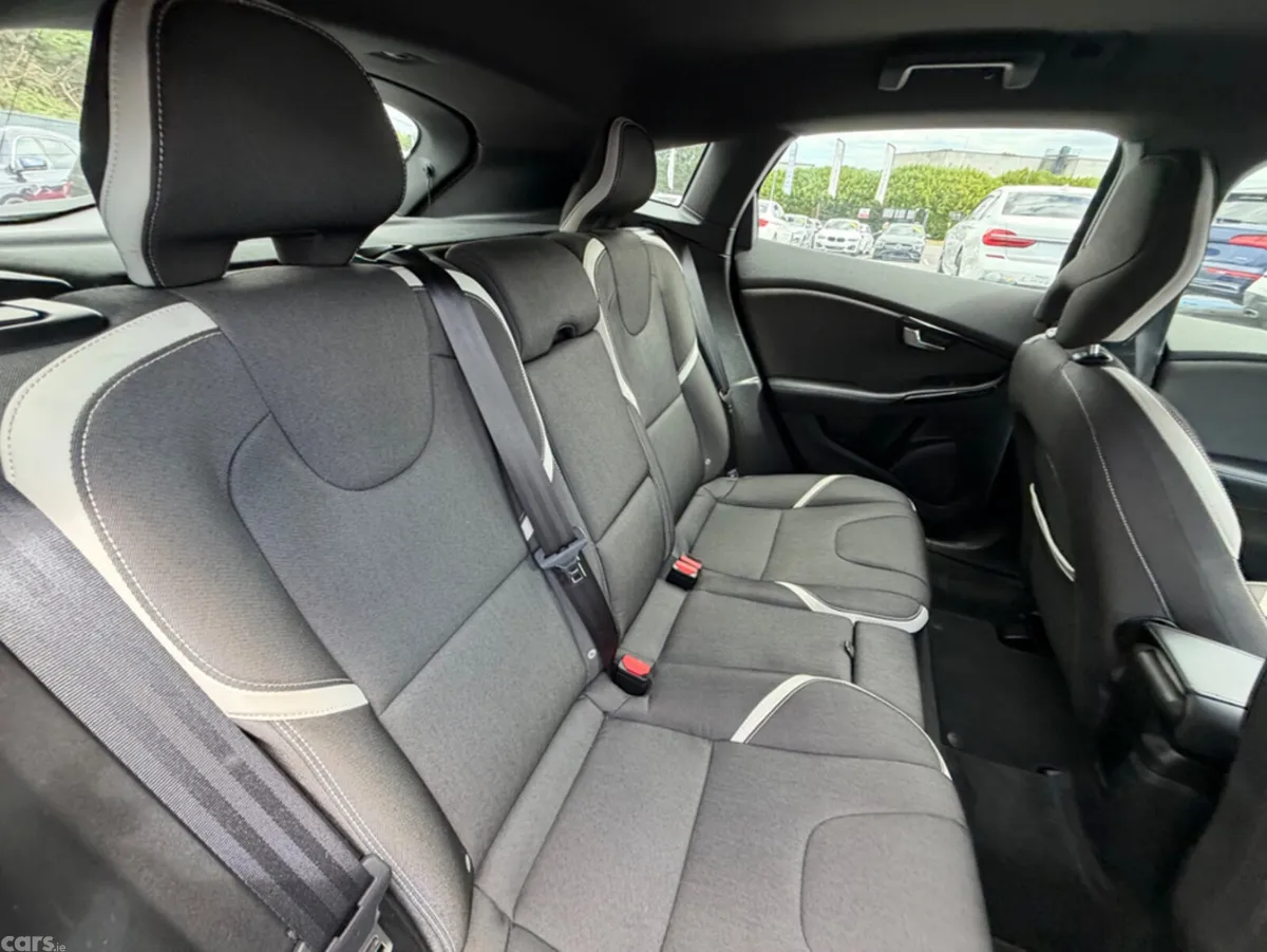 Volvo V40 Hatchback, Diesel, 2018, Black
