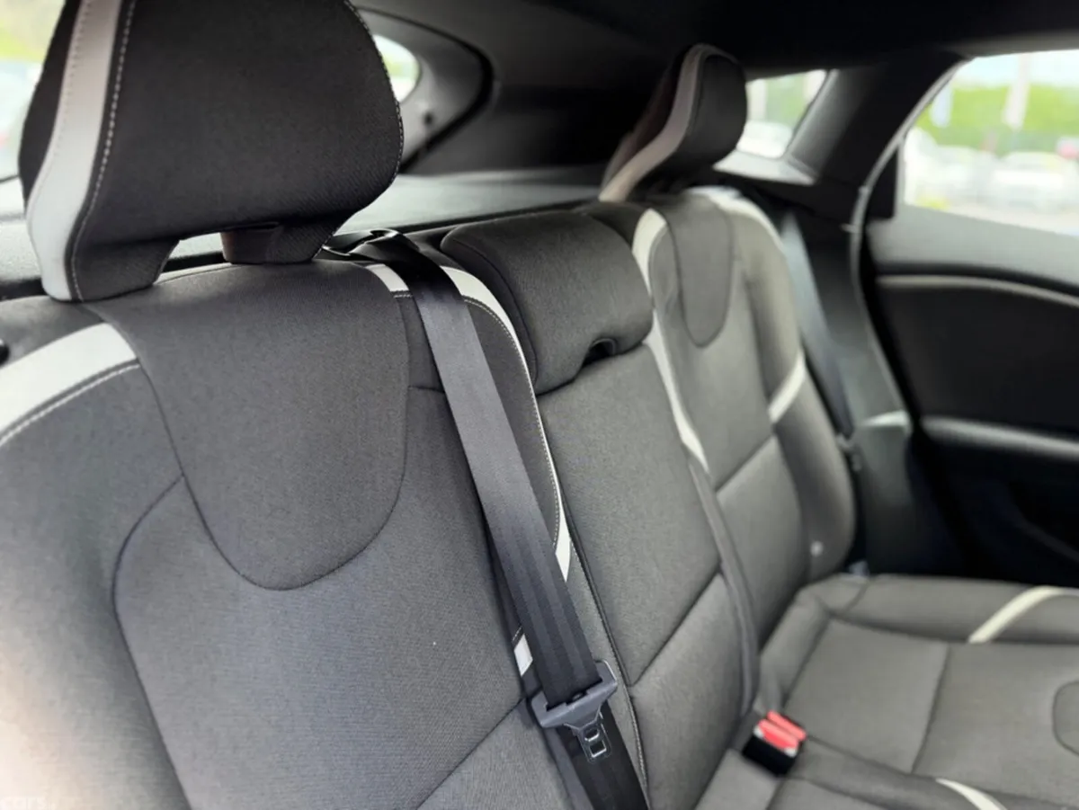 Volvo V40 Hatchback, Diesel, 2018, Black
