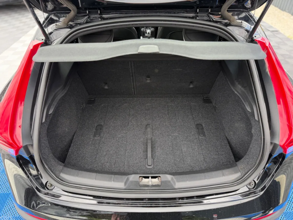 Volvo V40 Hatchback, Diesel, 2018, Black