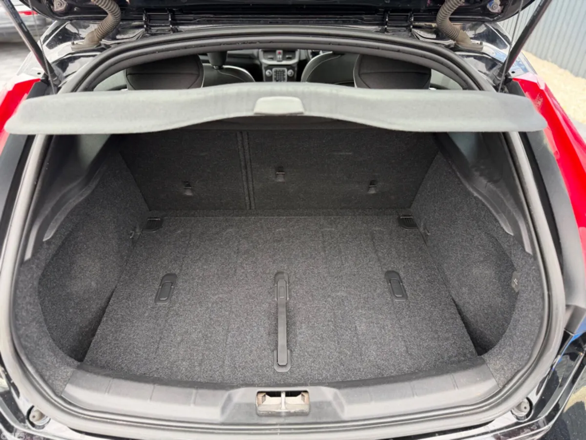 Volvo V40 Hatchback, Diesel, 2018, Black
