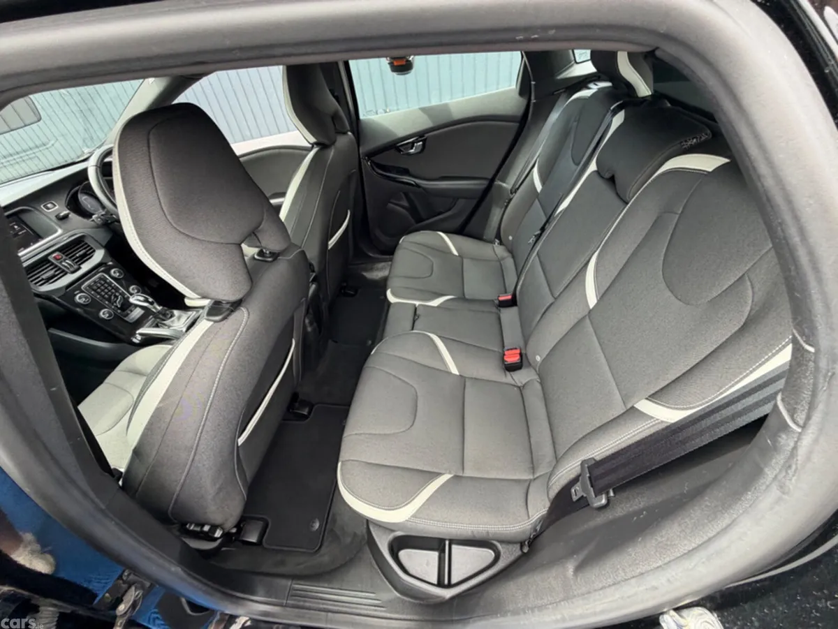Volvo V40 Hatchback, Diesel, 2018, Black