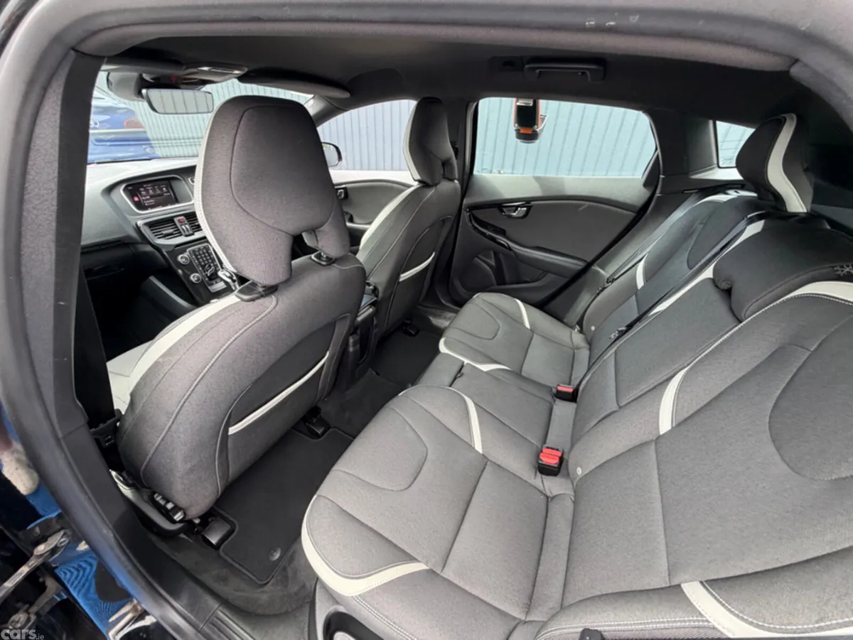 Volvo V40 Hatchback, Diesel, 2018, Black