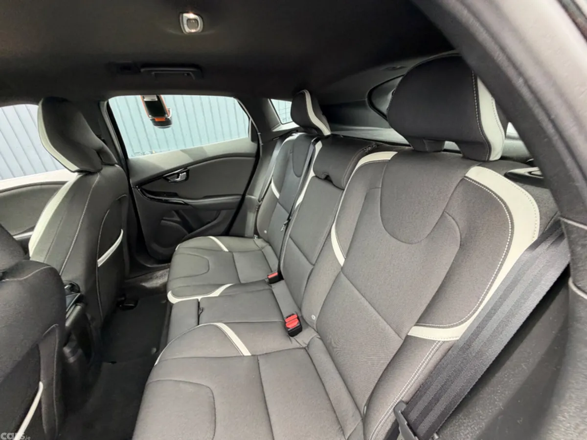 Volvo V40 Hatchback, Diesel, 2018, Black