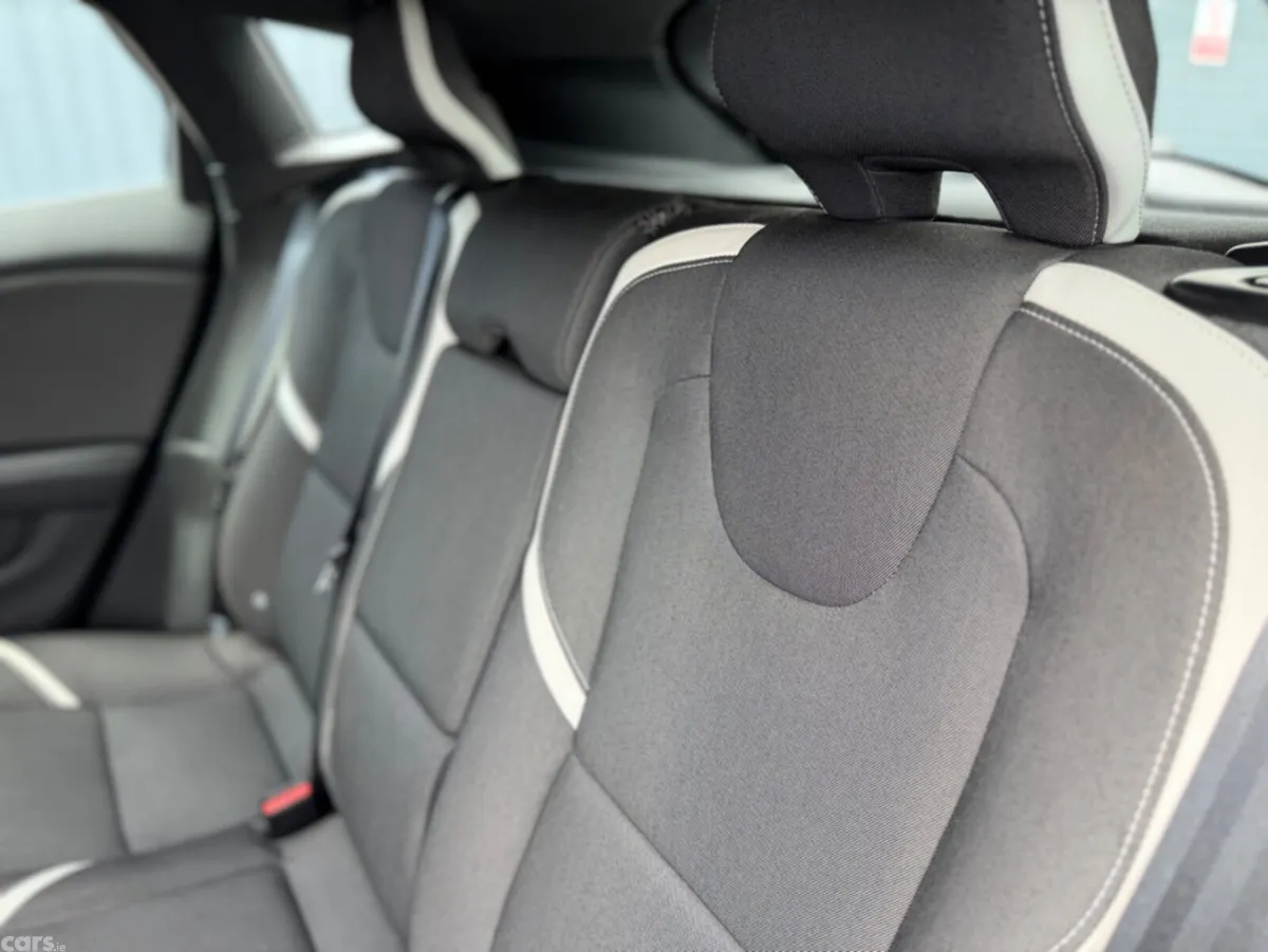 Volvo V40 Hatchback, Diesel, 2018, Black
