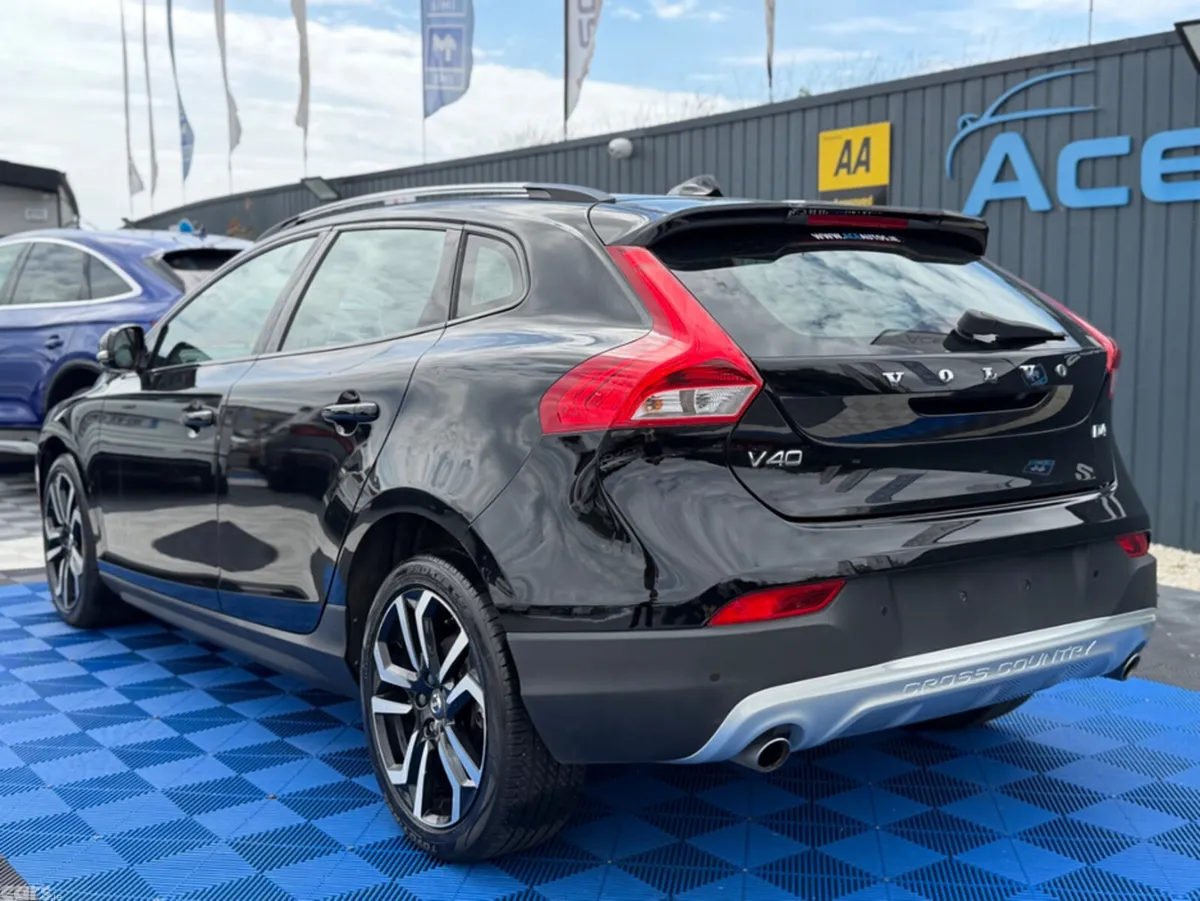 Volvo V40 Hatchback, Diesel, 2018, Black