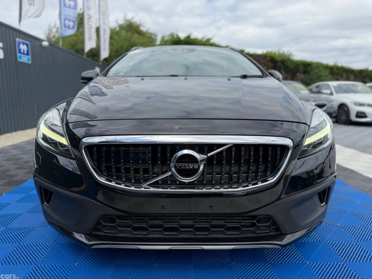 Volvo V40 Hatchback, Diesel, 2018, Black