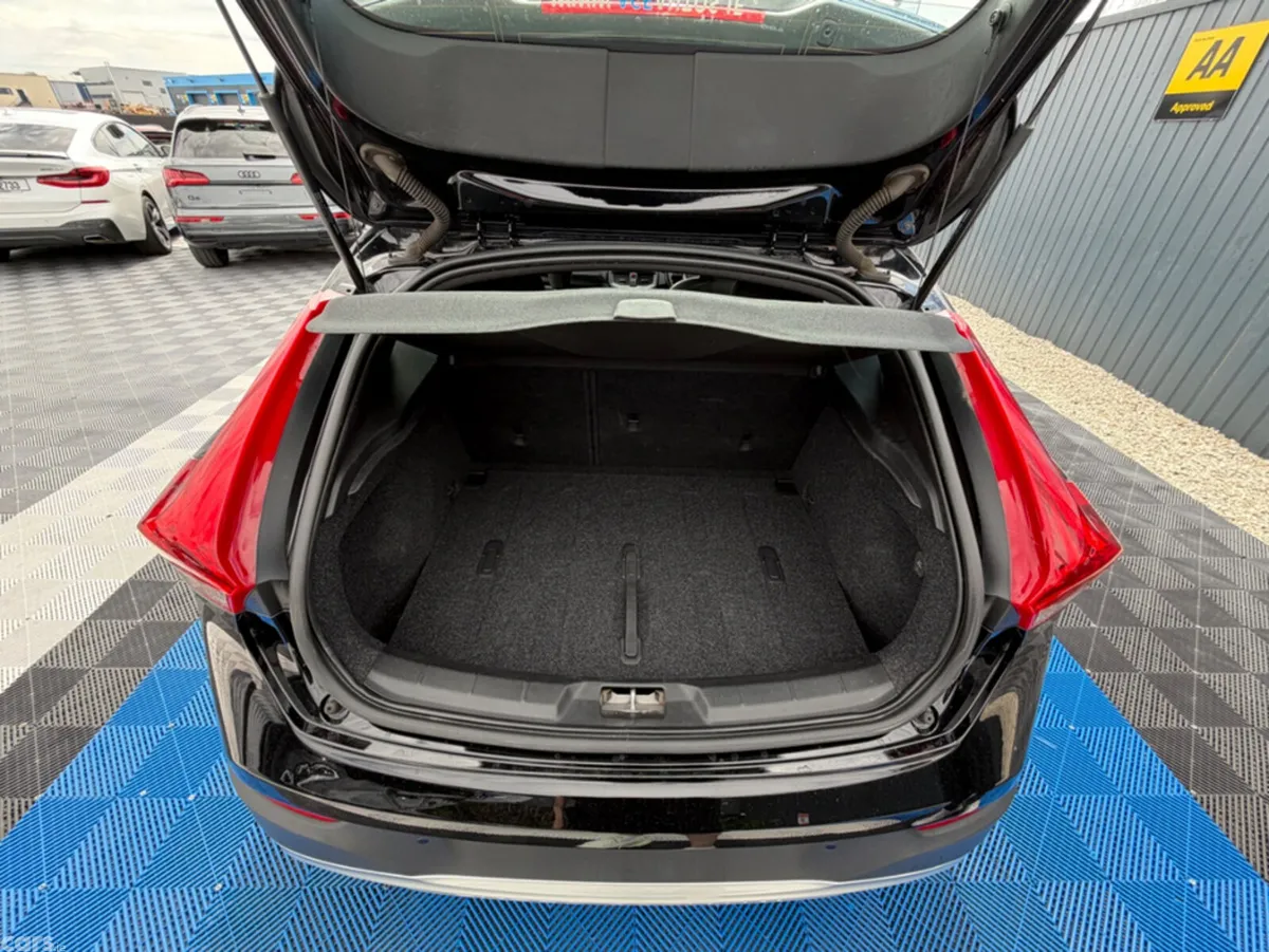 Volvo V40 Hatchback, Diesel, 2018, Black