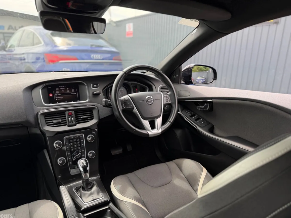 Volvo V40 Hatchback, Diesel, 2018, Black