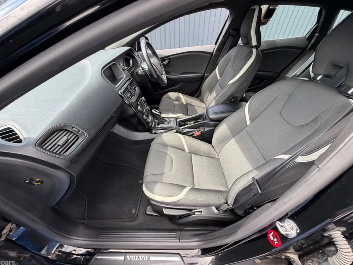 Volvo V40 Hatchback, Diesel, 2018, Black