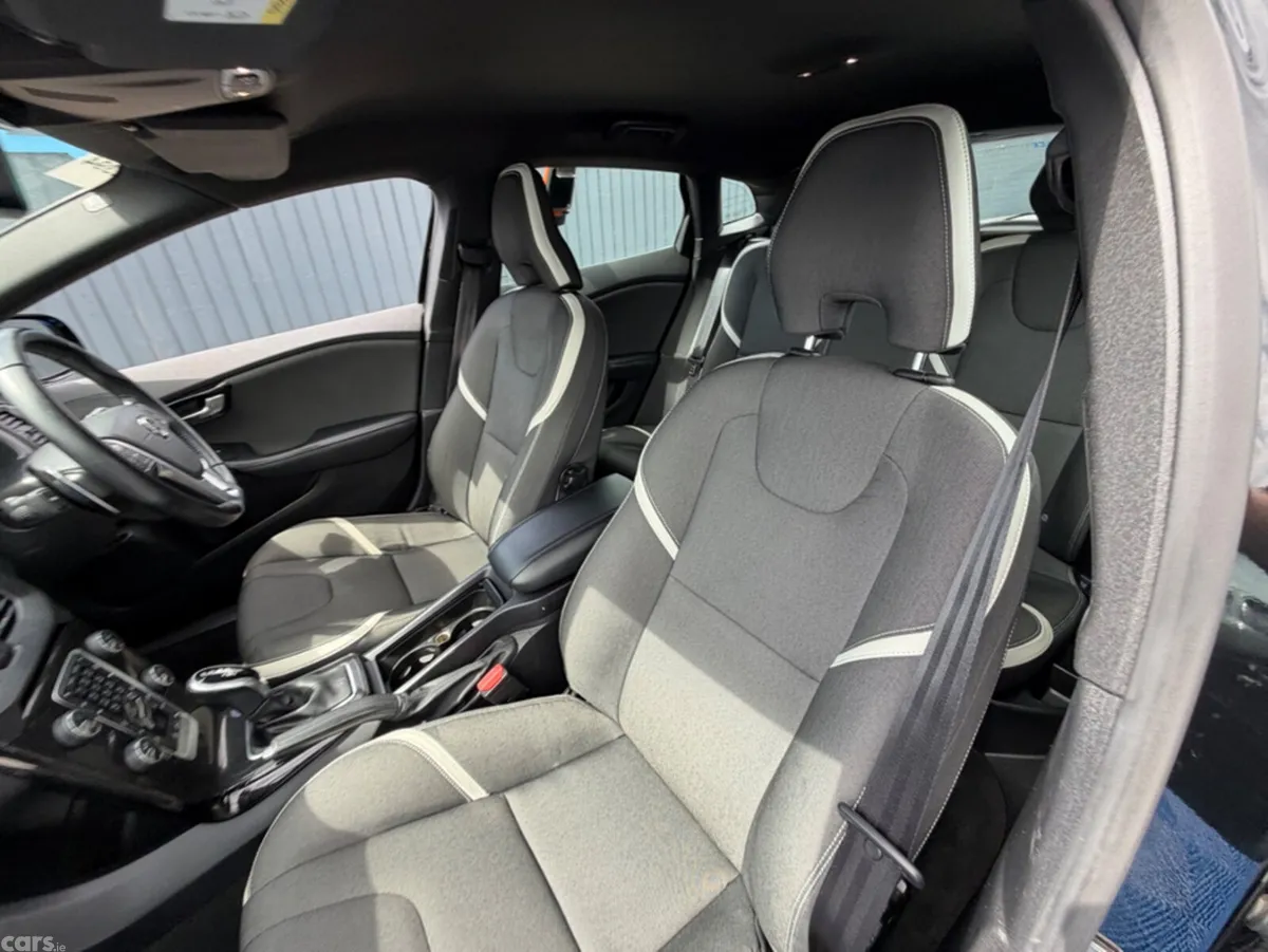 Volvo V40 Hatchback, Diesel, 2018, Black